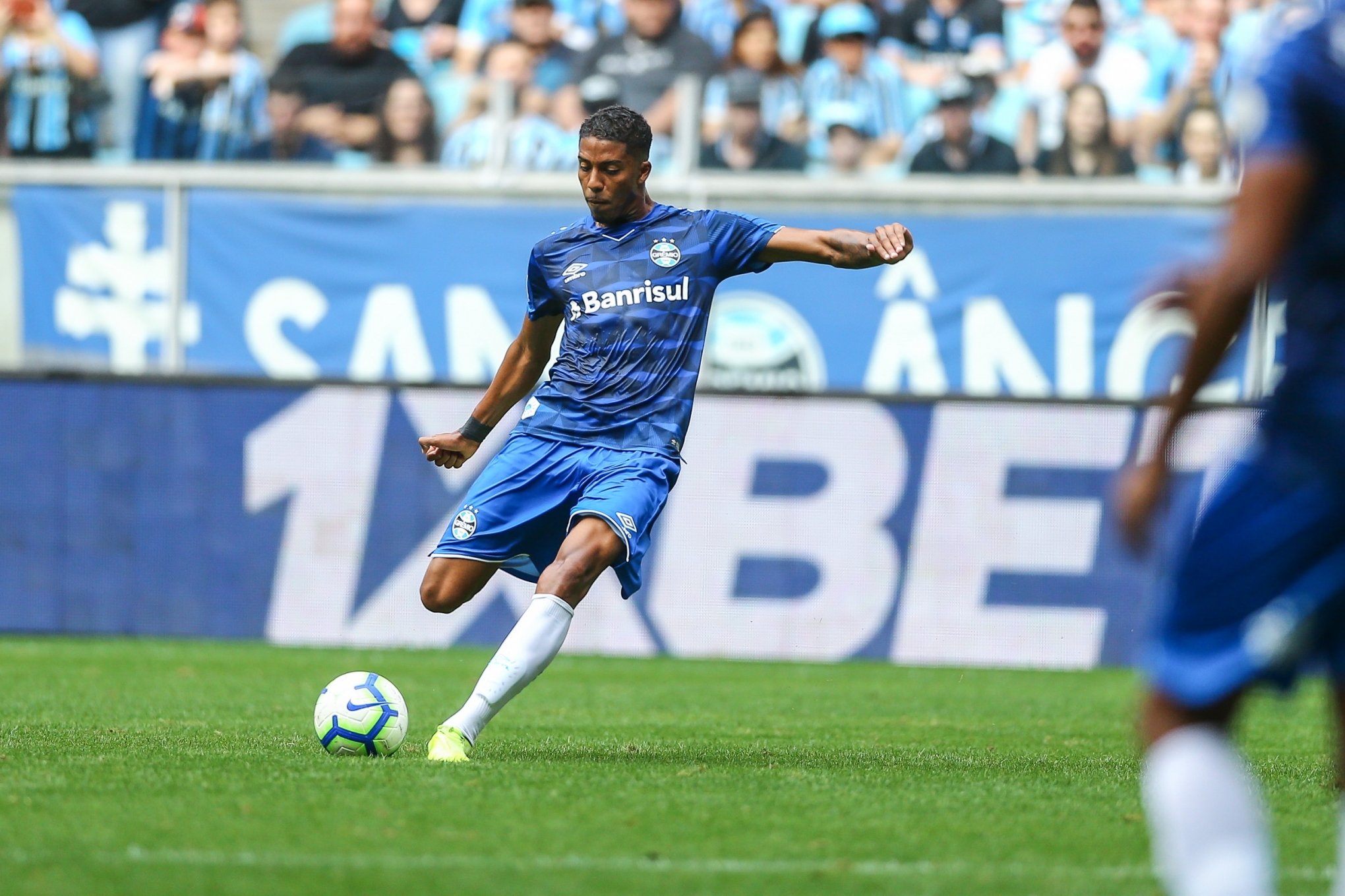 ESQUENTOU - De olho em oportunidades de mercado para reforçar pontualmente seu elenco, o Palmeiras sonha com um nome para mudar o patamar do meio de campo do time: Jean Pyerre, do Grêmio. O jovem de 22 anos agrada à diretoria e é um desejo do técnico Vanderlei Luxemburgo.