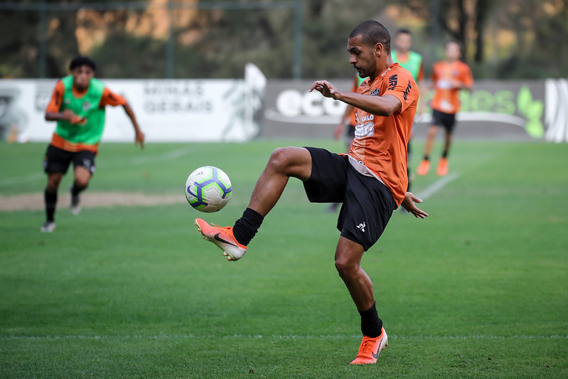 ESQUENTOU - O jornal português “A Bola” afirmou em uma de suas matérias que o atacante Clayton, que pertence ao Atlético-MG, estaria na mira do Vitória de Guimarães, time da elite de Portugal. A ideia é levar o jogador para a próxima temporada.