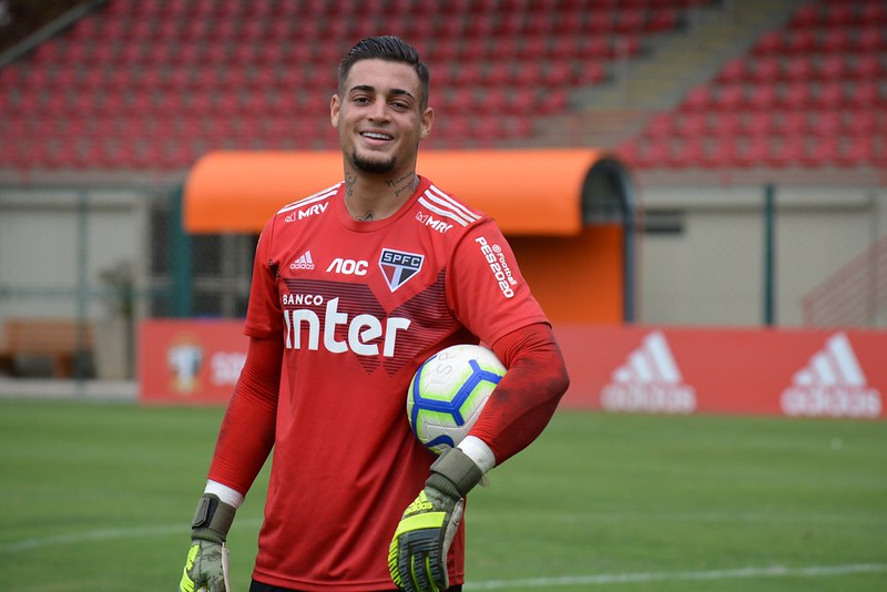 ESQUENTOU - O São Paulo está perto de vender o goleiro Jean, que atualmente está emprestado ao Cerro Porteño-PAR. O clube paraguaio pretende comprar o jogador e sinalizou com uma oferta de 1,1 milhão de dólares (cerca de R$ 6,2 milhões), segundo o jornalista André Hernán, do 'SporTV'. 