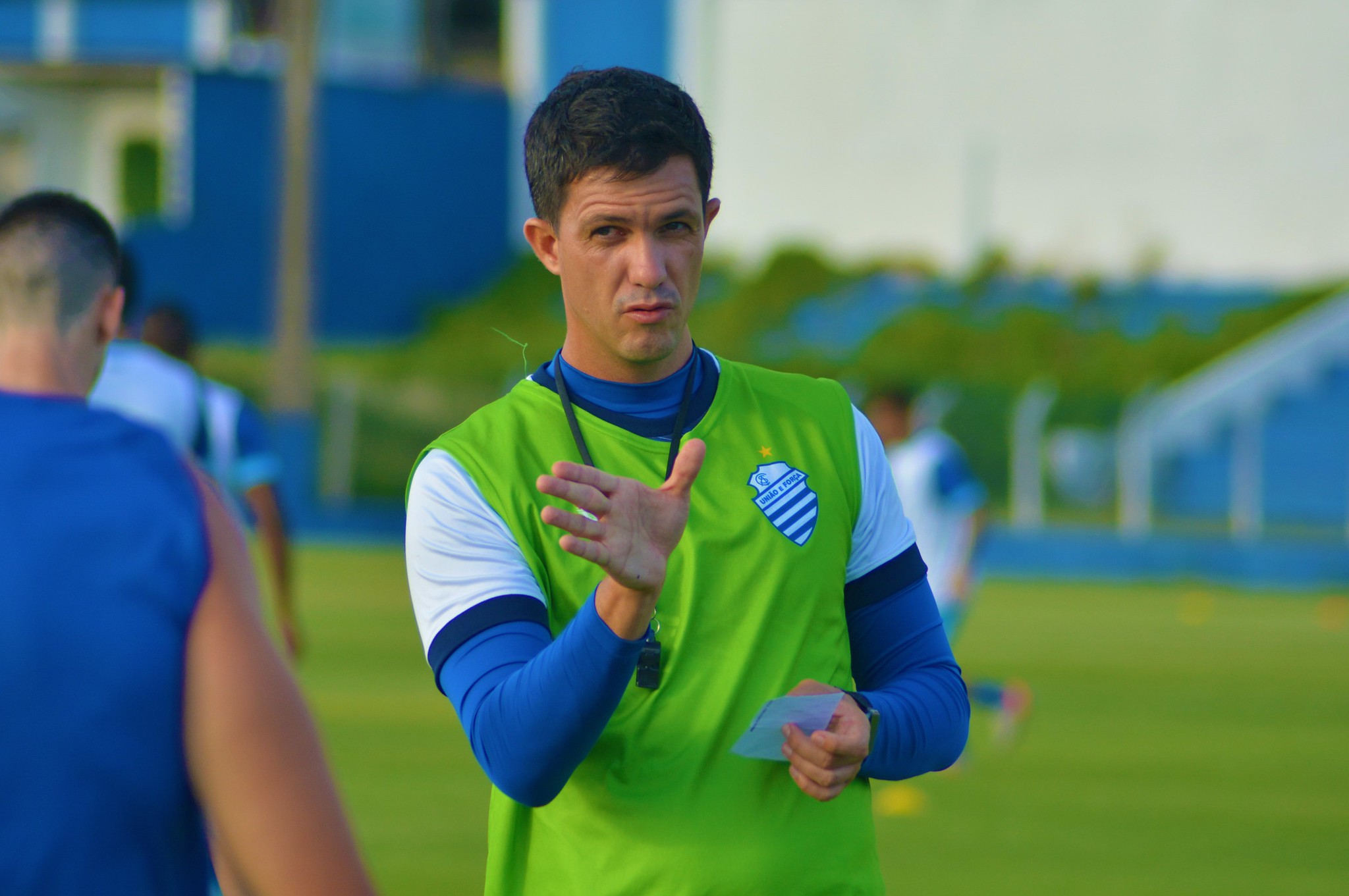 O técnico Maurício Barbieri não resistiu aos maus resultados e foi demitido pelo CSA nesta segunda-feira. Em seis jogos, o técnico venceu apenas duas partidas e viu sua equipe ser eliminada da Copa do Brasil.