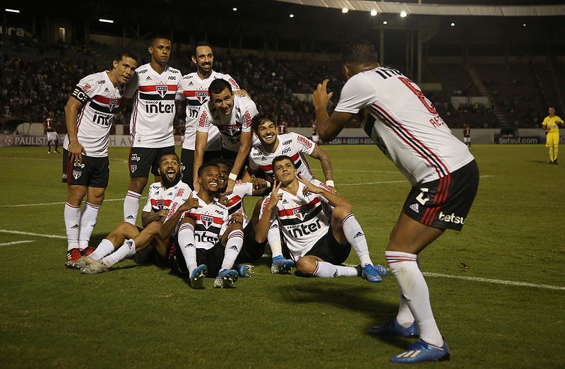 ARBOLEDA - FERROVIÁRIA 1 X 2 SÃO PAULO - Zagueiro marcou o gol da vitória em Araraquara e posou para foto com a camisa certa (nas férias, ele criou polêmica ao usar a do Palmeiras).