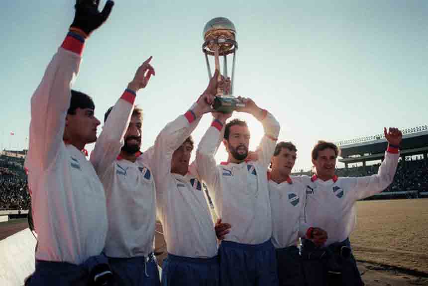 Em 1989, a competição teve a sua edição inaugural. Um ano antes, a Conmebol definiu que o torneio seria o encontro entre o vencedor da Libertadores da América e da Supercopa da Libertadores do ano anterior. A Supercopa foi criada em 1988 e teve apenas 10 edições, sendo substituída pela Copa Mercosul em 1998 e posteriormente pela atual Copa Sul Americana. Na primeira edição da Recopa, o Nacional do Uruguai derrotou o Racing em Montevidéu por 1 a 0 e empatou por 0 a 0 na Argentina, se consagrando como o primeiro campeão da Recopa.