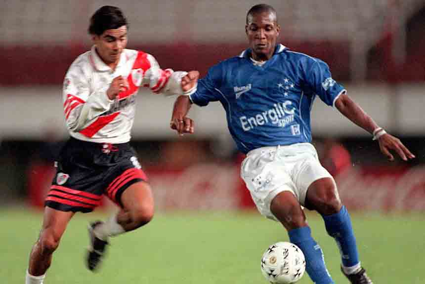 Em 1998, o torneio voltava a ter uma final em dois jogos. Em um confronto entre brasileiros e argentinos, o Cruzeiro levou a melhor e derrotou o River Plate duas vezes. 2 a 0 em Minas e 3 a 0 na Argentina, e sagrou-se campeão.