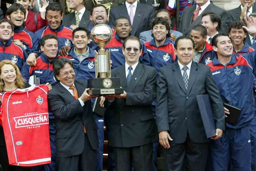 Ano de Zebra! Em 2004, foi a vez de uma equipe peruana vencer a competição. O Cienciano derrotou o Boca Juniors, nos pênaltis, por 4 a 2, em jogo único, em Fort Lauderdale, nos Estados Unidos.