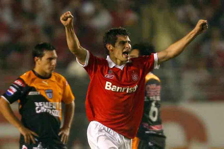 Em 2007, um brasileiro voltou a vencer a competição. Dessa vez, o título inédito do Internacional ao derrotar o Pachuca, do México. O Colorado perdeu por 2 a 1, fora de casa. No entanto, goleou por 4 a 0 no Beira-Rio e garantiu o título.