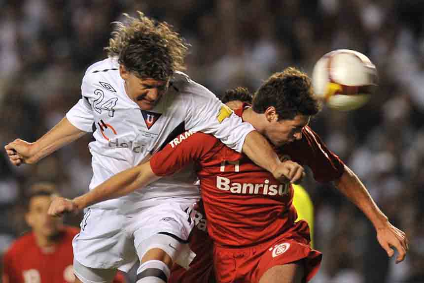 Em 2009, a LDU conquistou o seu primeiro título da Recopa Sul-americana ao derrotar o Internacional. O time equatoriano venceu os dois jogos: 1 a 0  e 3 a 0 e sagrou-se campeã. Já em 2010, LDU conquistou o bicampeonato ao derrotar o Estudiantes, da Argentina. No primeiro jogo, vitória dos equatorianos em casa por 2 a 1 e um empate de 0 a 0 no segundo confronto, em Quilmes, Argentina. 