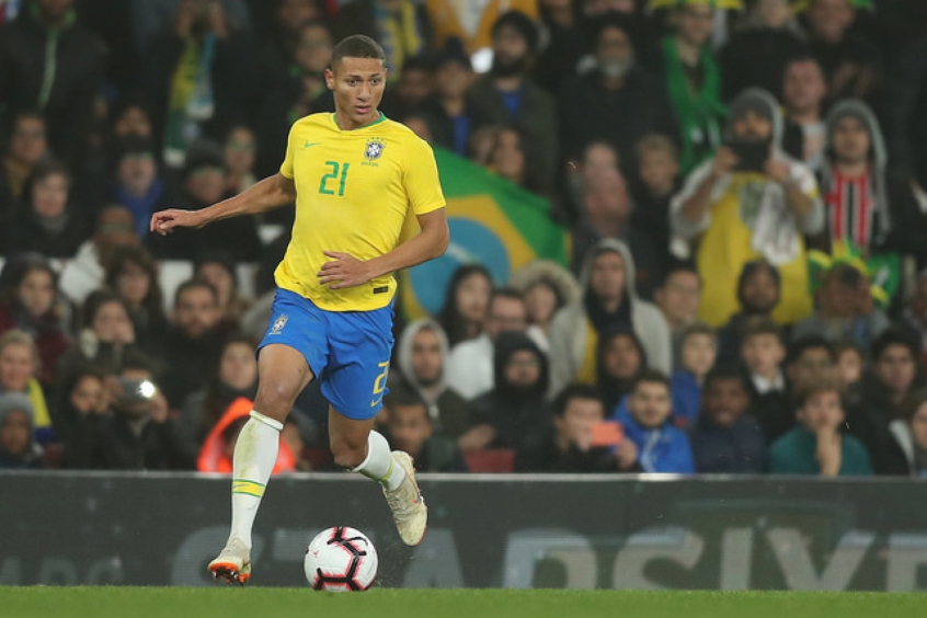 RICHARLISON / BRASIL - Não fosse a alteração no limite da idade, Richarlison estaria fora, pois completa 24 anos em maio do ano que vem. Com a mudança, pode fazer parte do time.