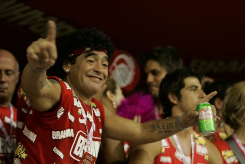 Fora dos campos, as festas ganharam destaque na vida pública de “Dios”. Em uma relação próxima com o Brasil, Maradona já pulou o carnaval no Rio de Janeiro. Em 1998 e 2006 ele chamou muita atenção no Brasil.