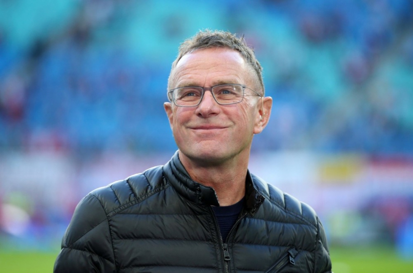 FECHADO - O alemão Ralf Rangnick pode ser o novo treinador do Manchester United. Conhecido por alavancar o sucesso do RB Leipzig e por ser um dos primeiros técnicos a usar o 'gegenpressing', o alemão deve assumir os Diabos Vermelhos interinamente até o final da temporada 2021/2022. A informação é do 'The Athletic'. O projeto do Manchester United é de ter Ralf Rangnick como seu treinador interino até o fim da temporada 2021/2022. O alemão pode assumir como diretor de futebol dos Diabos Vermelhos a partir da temporada 2022/2023, indicando um novo técnico para seguir o seu trabalho, assim como foi feito no RB Leipzig com Julian Nagelsmann.