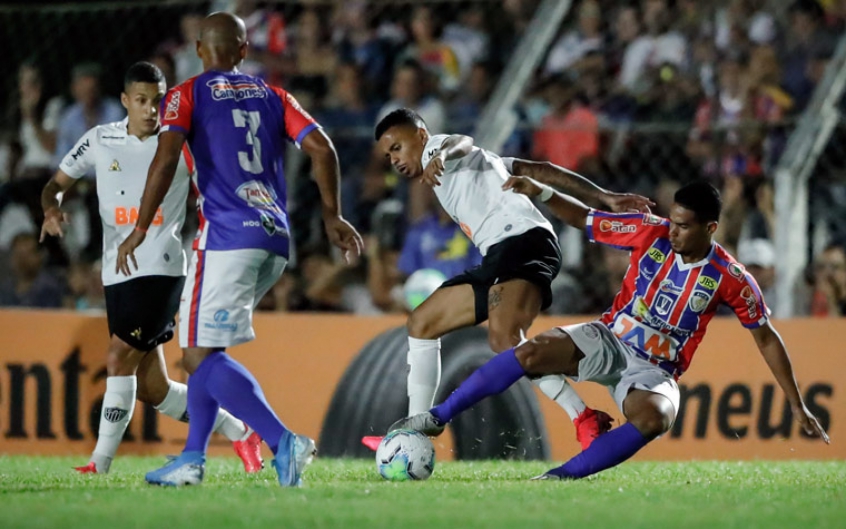 Maior rival celeste, o Atlético-MG também saiu mais cedo da competição devido a uma zebra. O Afogados, do interior de Pernambuco, obteve um empate em 2 a 2 no tempo normal e depois levou a melhor nos pênaltis.