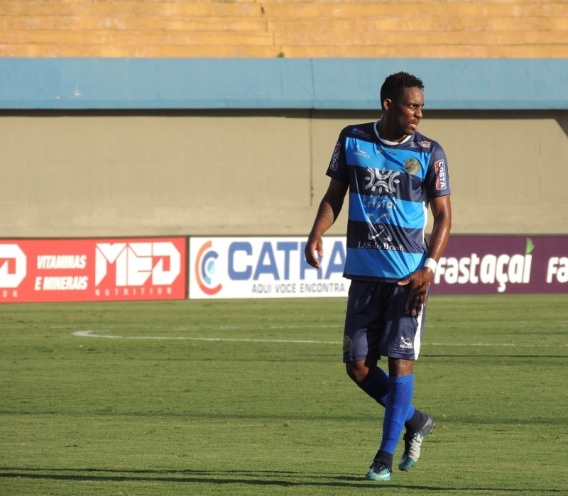 O atacante Alex Henrique, de 34 anos, é o artilheiro do Campeonato Goiano, com quatro gols. O Transfermarkt avalia o jogador em 350 mil euros (cerca de 1,7 milhões de reais).