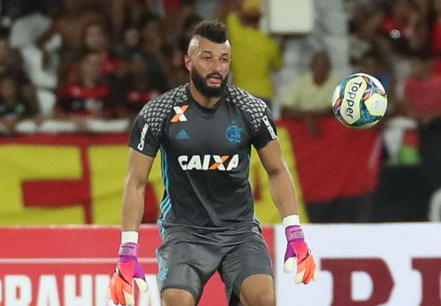 Alex Muralha chegou ao Flamengo com a expectativa de ficar no lugar do contestado Paulo Victor, custando R$ 4 milhões. Porém, não foi bem e deixou o clube com 77 jogos disputados e muitas críticas. 