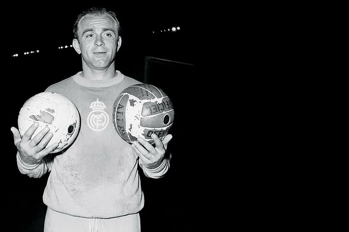 4º lugar - Alfredo Di Stefano, argentino, atacante. Nascido na Argentina, o ex-jogador também defendeu a Seleção Espanhola e é considerado um dos maiores de sua posição na história. Passou por clubes como River Plate e Real Madrid, e conquistou vários títulos.