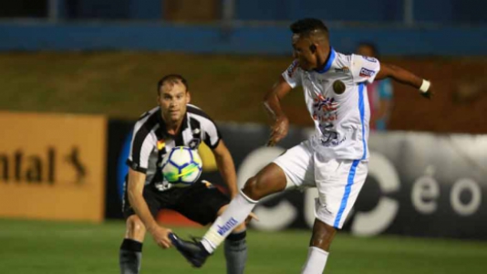 APARECIDENSE - Bastou apenas uma rodada para o Botafogo ser eliminado na Copa do Brasil de 2018. O time carioca se meteu na aventura de entregar o elenco nas mãos de um técnico inexperiente e deu no que deu. O time de Felipe Conceição errou demais e acabou derrotado por 2 a 1, de virada, pela Aparecidense, equipe da quarta divisão do Brasileiro. Pior: o Alvinegro se tornou assim o primeiro time grande eliminado por um pequeno dentro do novo regulamento da competição, com jogo único na primeira fase.