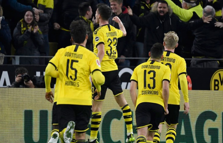 O Borussia Dortmund voltou aos trabalhos na Alemanha. Com o futebol paralisado devido à pandemia de coronavírus, os jogadores tiveram que ficar em quarenta em casa para se isolar e evitar riscos. Nesta segunda-feira, os jogadores se apresentaram ao centro de treinamentos.