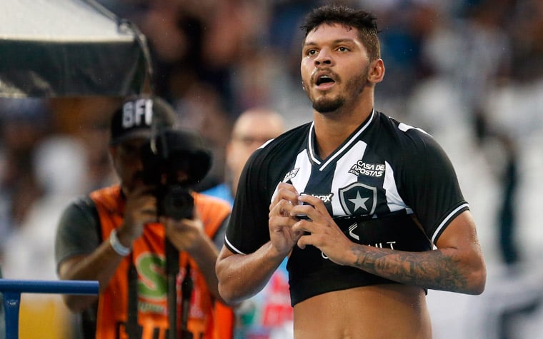 Igor Cássio (22 anos) - Atacante do Botafogo, ele tem contrato com o Fogão até 12 de setembro desse ano e já pode assinar pré-contrato. Seu valor de mercado, segundo o Transfermarkt, é de 300 mil euros (cerca de R$ 1,7 milhão).