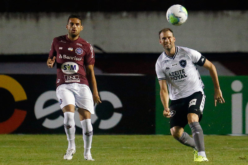 CAXIAS | SOBE: A equipe pressionou o adversário, antecipou a marcação e tentou encurralar o Botafogo no campo de defesa. Pressionou bastante no primeiro tempo e abriu o placar com um golaço do meio-campista Carlos Alberto, de fora da área. Na segunda etapa, desperdiçou algumas oportunidades, que poderiam ter mudado o rumo da partida. | DESCE: A melhor defesa do campeonato gaúcho não se entendeu no gol do alvinegro. Os zagueiros bateram cabeça nas bolas aéreas e foram surpreendidos com o desvio do Carli no gol alvinegro. Além disso, a defesa concedeu muito espaço aos contra-ataques alvinegros, que perdeu algumas chances de ampliar o placar. 