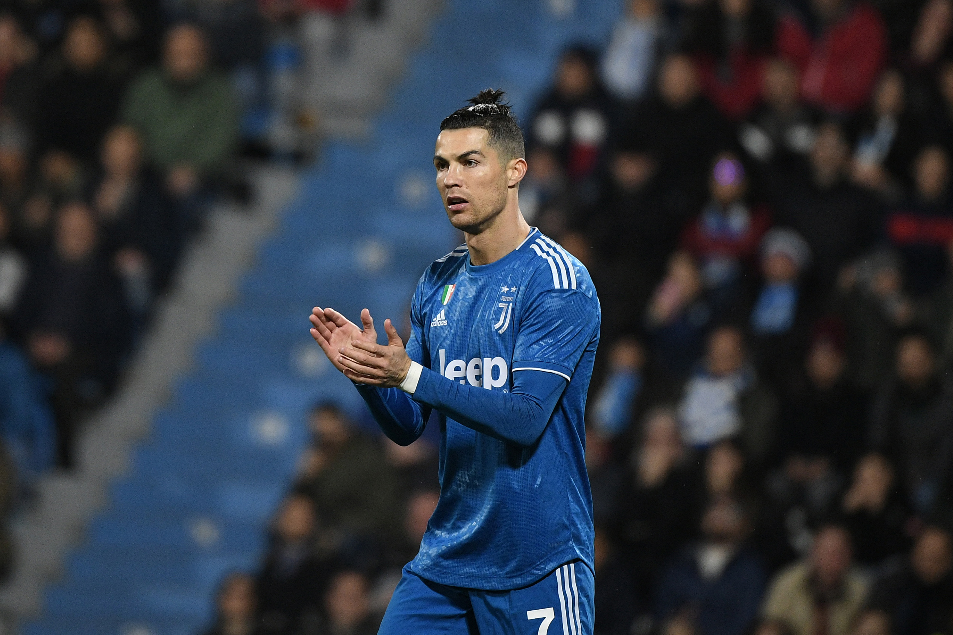 ESFRIOU - O Real Madrid não pensa em repatriar o atacante Cristiano Ronaldo. Segundo o 'Marca', a ligação do português para Florentino Pérez serviu apenas para abrir relações. 