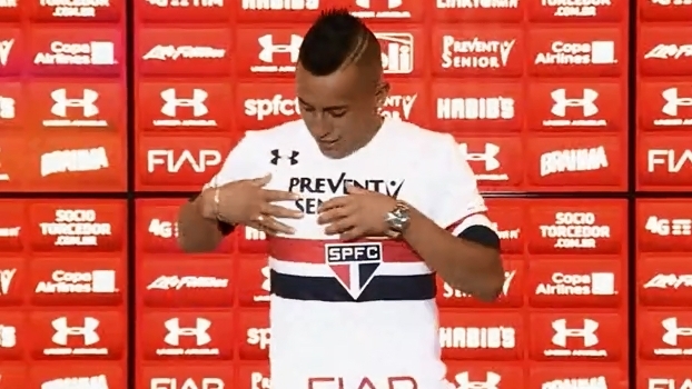 O meia Cueva chegou no São Paulo em 2016 já causando polêmica. Durante sua apresentação, o peruano colocou a camisa do Tricolor, mas errou o lugar do símbolo na hora da fotografia oficial. O fato não passou despercebido e foi motivo de piadas; 