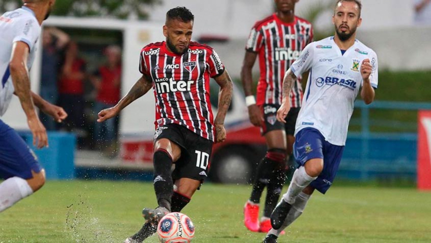 O São Paulo foi derrotado pelo Santo André por 2 a 1, na tarde deste domingo, pela quinta rodada do Campeonato Paulista, e perdeu sua invecibilidade no torneio estadual. A equipe tricolor teve amplo domínio da posse de bola, finalizou mais que os rivais, mas não conseguiu concretizar em gols. O único foi marcado por Daniel Alves, o melhor do time na partida. Confira as notas do São Paulo no LANCE!