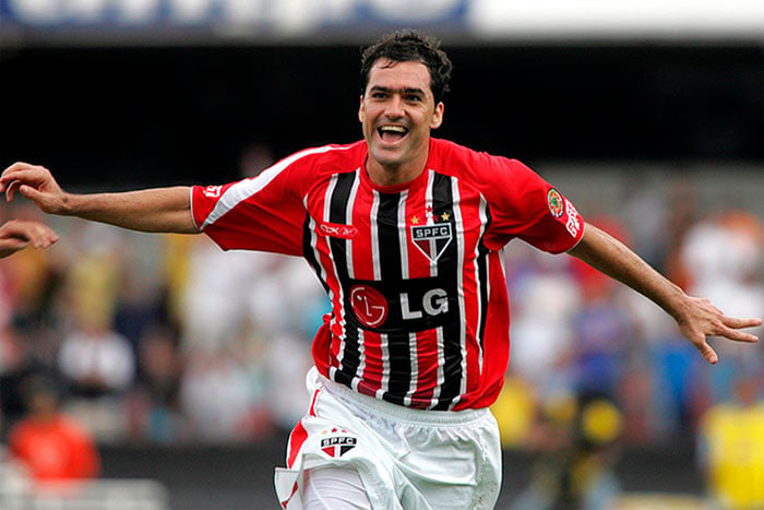 DANILO - Tornou-se ídolo do rival Corinthians, onde ganhou mais um Mundial, e aposentou-se em 2019 com a camisa do Vila Nova. Está com 41 anos.
