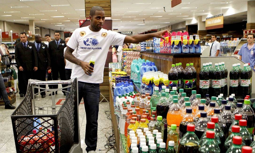 Em 2013, o Cruzeiro apresentou o zagueiro Dedé em um supermercado de Belo Horizonte. O local escolhido foi o Super Nosso Xuá.O jogador foi apresentado em meio às prateleiras de produtos e clientes comuns.