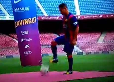 O lateral Douglas foi apresentado no Barcelona no Camp Nou, mas sua apresentação não foi das melhores. O ex-São Paulo errou a embaixadinha costumeira nas chegadas e foi motivo de risos dos torcedores. 