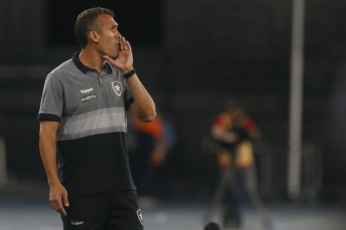 Enquanto não acerta com um novo técnico, Bruno Lazaroni assume o comando do Alvinegro interinamente. A próxima partida do clube carioca é somente pela Taça Rio.