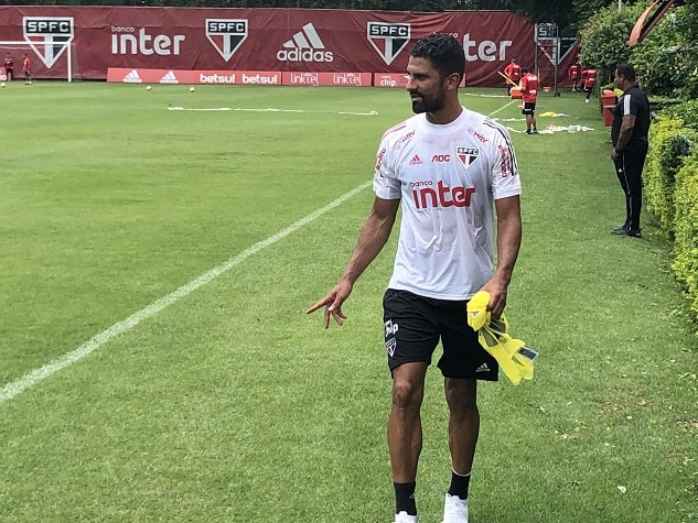 FECHADO - Se apresentando oficialmente para iniciar a sua segunda passagem pelo Vitória, o atacante colombiano Santiago Tréllez garante que priorizou a chance de jogar novamente pelo Leão da Barra ao invés de outras ofertas recebidas do futebol brasileiro e também vindas da Colômbia. 