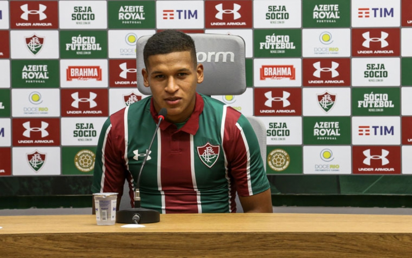 Também regularizado e apresentado na manhã desta sexta-feira, Fernando Pacheco está liberado para estrear pelo Fluminense. E a primeira vez do atacante peruano de 20 anos com a camisa tricolor pode ser já neste domingo, no clássico contra o Botafogo.