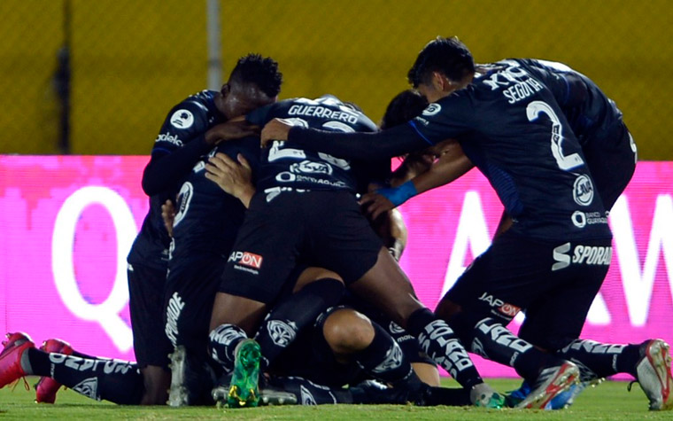 INDEPENDIENTE DEL VALLE | SOBE - O Independiente Del Valle, jogando dentro de sua casa, no Equador, aproveitou bem o fator altitude para fazer o seu jogo e dar bastante trabalho ao Flamengo. O time levou bastante perigo ao longo da partida, tendo chance de virar. Ainda deu a sorte de um pênalti polêmico a favor marcado no fim, depois de ter sofrido o segundo gol e a então virada. Para o jogo da volta, porém, irão precisar mudar a estratégia. | DESCE - Depois do primeiro gol do Flamengo, o Independiente Del Valle apresentou um pouco de descontrole no jogo – chegaram a levar o segundo. Este ponto precisa ser trabalhado para a volta, caso queiram faturar o título da Conmebol Recopa Sul-Americana. O time do técnico Miguel Ángel Ramírez só se recuperou depois do gol de empate, por meio da cobrança de uma penalidade, cobrada já no fim da partida. Mais atenção.