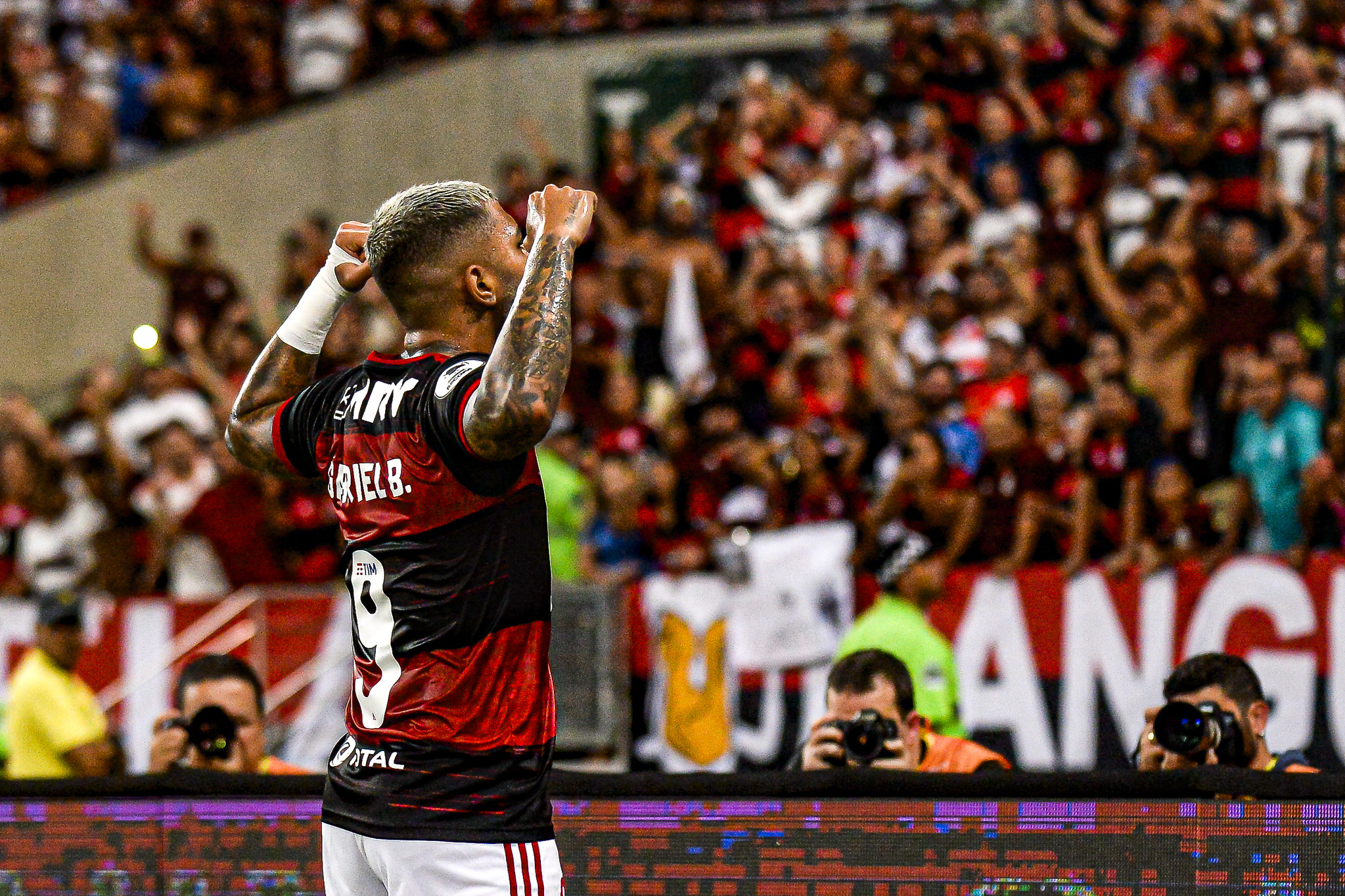 1º - O Flamengo segue um ritmo forte de crescimento, com 880 mil inscritos durante o mês de fevereiro. Foi seu segundo melhor desempenho em toda a série histórica e agora ultrapassa os 29 milhões de inscritos. Outro feito foi o volume de inscritos no YouTube, com 520 mil novas inscrições.