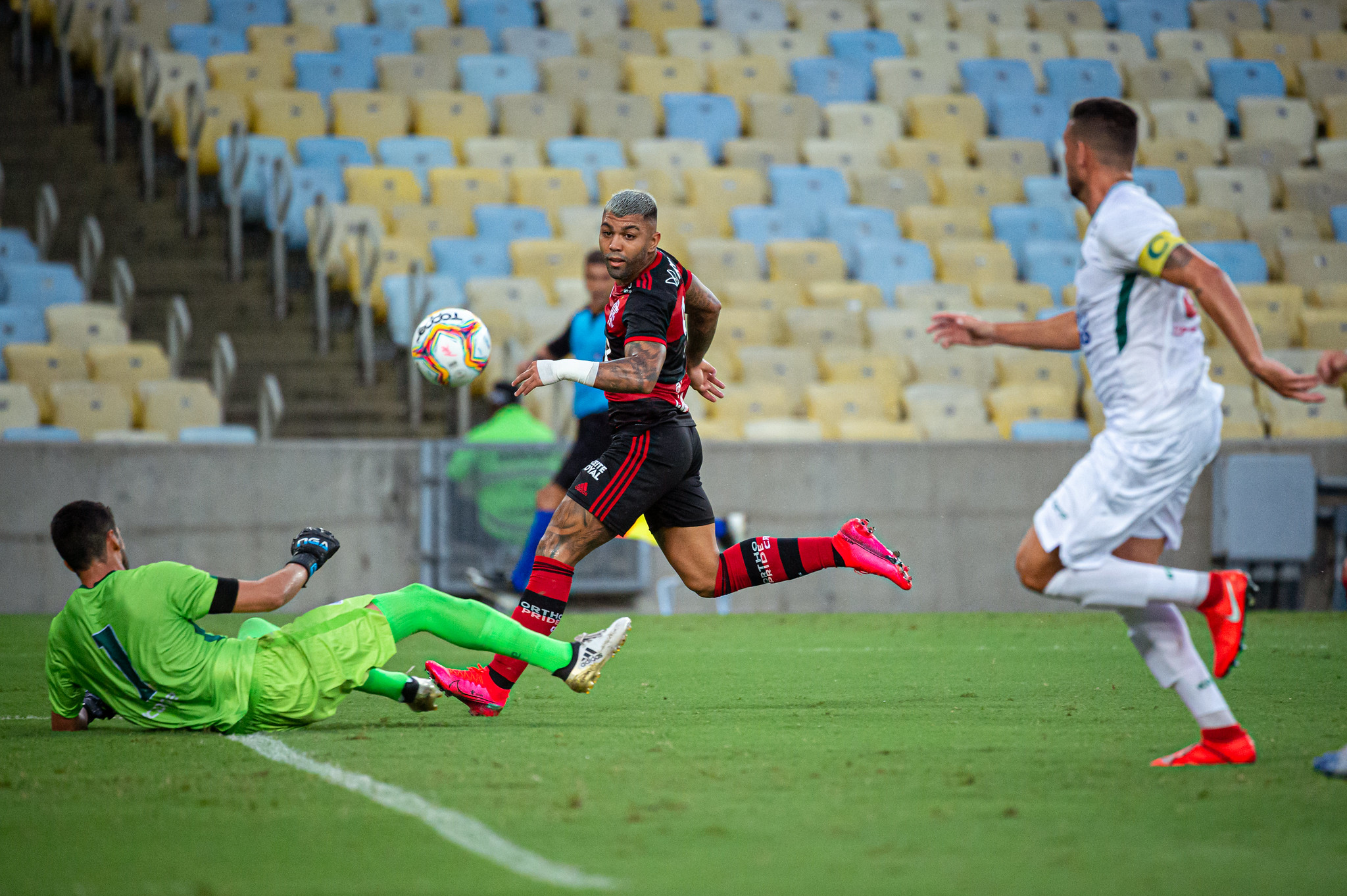 CABOFRIENSE: SOBE: EVITOU UM PLACAR AINDA MAIOR - Quem olha o placar de 4 a 1 pode imaginar que o goleiro da Cabofriense teve uma noite ruim no Maracanã, mas George foi o responsável por evitar uma derrota ainda mais elástica do time para o Flamengo. Foram, ao menos, três defesas importantes do camisa 1, que teve a sua frente uma defesa exposta. DESCE: QUEDA ACENTUADA NA ETAPA FINAL - A Cabofriense, do técnico Luciano Quadros, fez um bom início de jogo, apostando nas bolas longas, mas assim que o Flamengo ajustou a marcação, o time passou a ser inofensivo. A meta rubro-negra pouco foi ameaçada após o intervalo, enquanto a defesa da Cabofriense mostrou-se incapaz de dificultar o qualificado setor ofensivo do Flamengo.