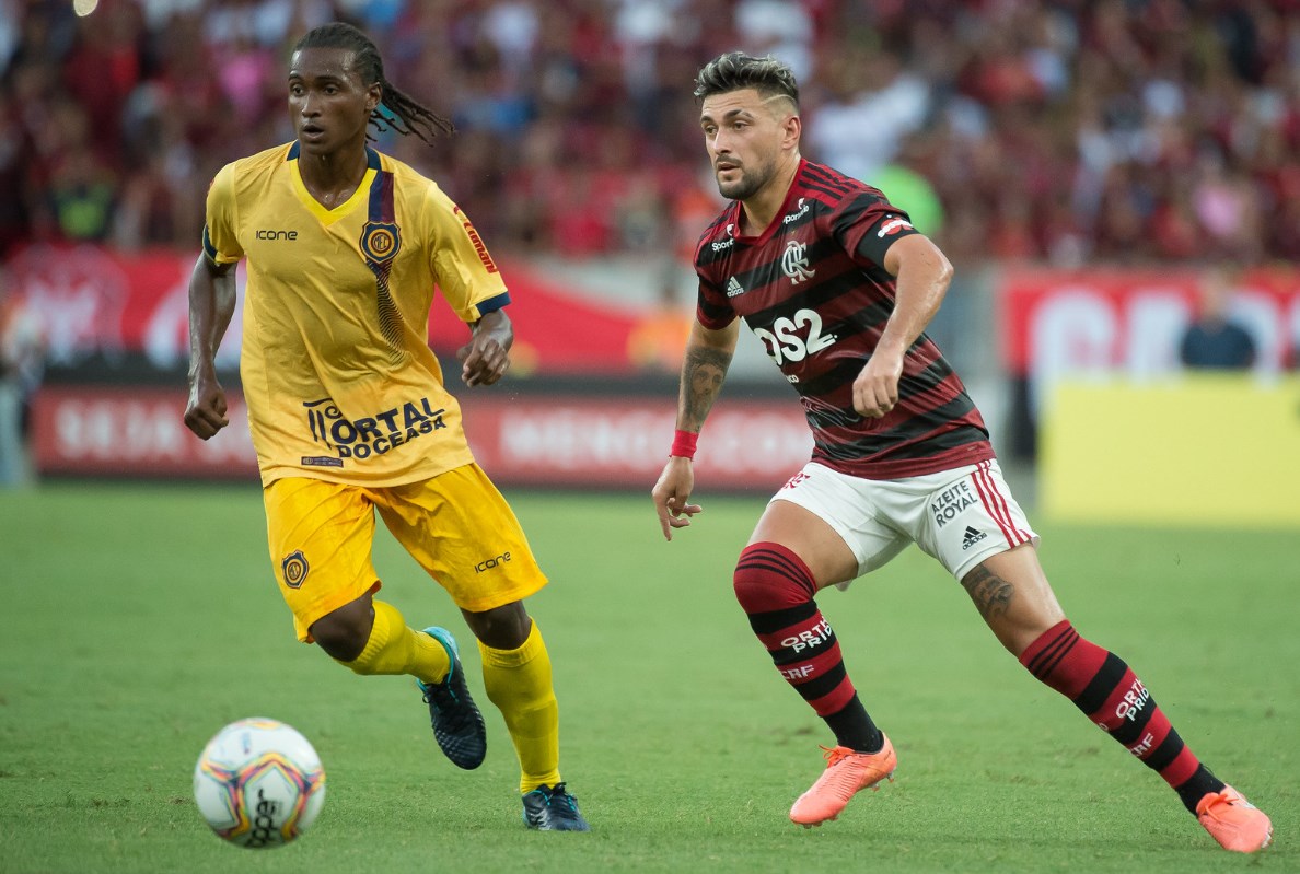 SOBE E DESCE DO MADUREIRA - SOBE: DOUGLAS - Se o Madureira manteve a esperança de sair do Maracanã com um pontinho até os minutos finais, pode agradecer ao goleiro Douglas, que fez boas defesas durante os 90 minutos. Sem culpa nos gols de Pedro e Gabigol, evitou um placar mais elástico a favor do Rubro-Negro. / DESCE: PODIA APERTAR MAIS - Não era de se esperar que o Madureira viesse ao Maracanã enfrentar o Flamengo de peito aberto, mas a marcação do Tricolor, em especial na segunda etapa, foi demasiadamente conservadora. Em nenhum momento houve pressão na saída de bola adversária, o que fez com que o time de Jorge Jesus ocupasse por completo o campo de ataque, sem ser ameaçado nos contra-ataques.