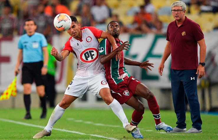 Unión La Calera: SOBE - Pé firme: Os chilenos não se abalaram com o gol tricolor e conseguiram empatar 3 minutos depois do gol do Flu. O que mais chamou a atenção na jogada derradeira é que os jogadores do Unión La Calera entraram com firmeza e ganharam duas divididas antes da bola chegar para o Castellani dominar e finalizar. DESCE - Poucos recursos: O time visitante mostrou poucos recursos no Maracanã. Mesmo quando tinham a bola nos pés, pareciam não saber o que fazer com ela e só deram um chute na direção do gol, que acabou entrando. Mesmo jogando em casa, precisarão fazer melhor para achar outra bola e seguirem vivos na competição.