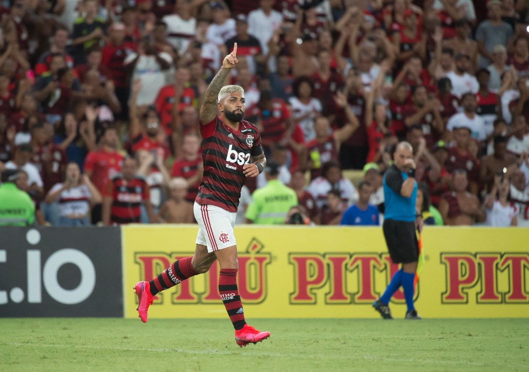 Em dia de homenagens para a vítimas do incêndio no Ninho do Urubu, o Flamengo venceu o Madureira por 2 a 0, neste sábado, e carimbou a vaga para a semifinal da Taça Guanabara, primeiro turno do Campeonato Carioca. Gabigol e Pedro, que foram bem avaliados, fizeram os gols do Rubro-Negro. Confira todas as notas do LANCE! (por Matheus Dantas).