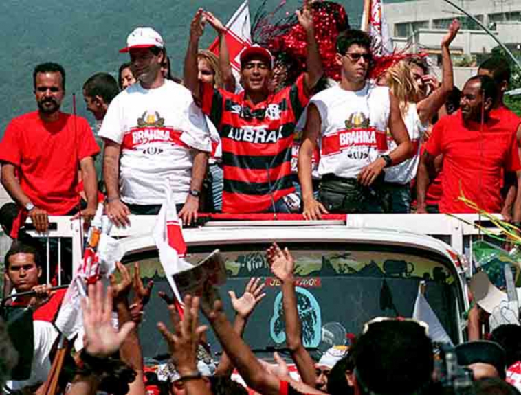 Romário chegou ao Flamengo em 1995, com direito a desfile de carro aberto nas ruas do Rio de Janeiro. O jogador, que era o atual melhor do mundo e estava no Barcelona (ESP), foi recebido com grande festa pela torcida,. No Mengão, Romário foi o principal jogador da equipe. 