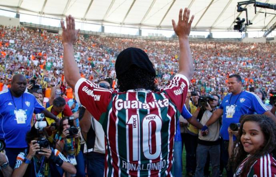 Em julho de 2015, o meia Ronaldinho Gaúcho foi apresentado no Fluminense com direito a volta olímpica no Maracanã lotado, antes da partida entre o Tricolor das Laranjeiras e o Vasco. No entanto o Flu acabou perdendo a partida por 2 a 1. 