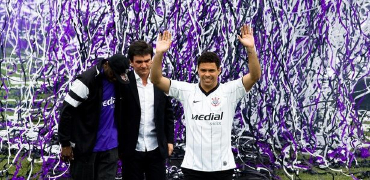 Ronaldo foi apresentado no Corinthians em dezembro de 2008, no Parque São Jorge. Seis mil torcedores estiveram presentes para ver o Fenômeno com a camisa do Timão. Fogos de artifício, papel picado e muita festa fizeram parte do momento. 