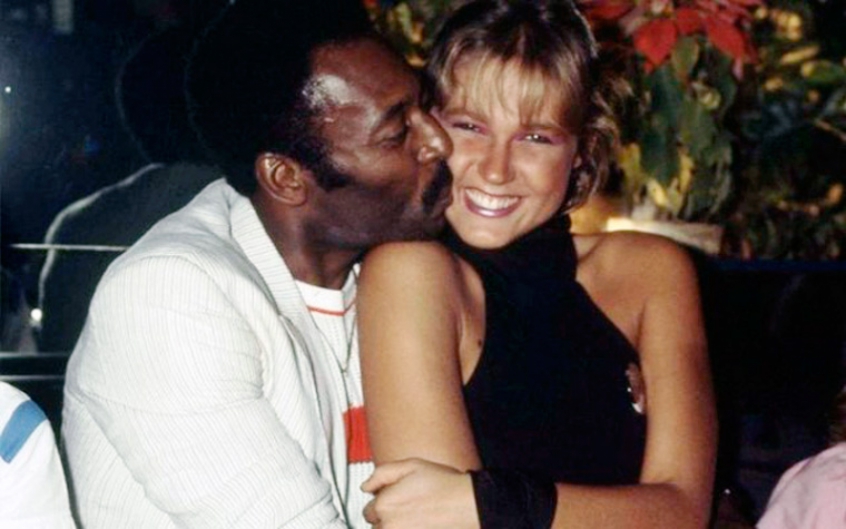 Por sete anos, Pelé e Xuxa mantiveram uma relação, onde ela admite ter sido traída muitas vezes. Contudo, a paixão entre os dois foi categorizada por ele como apenas uma "amizade colorida".