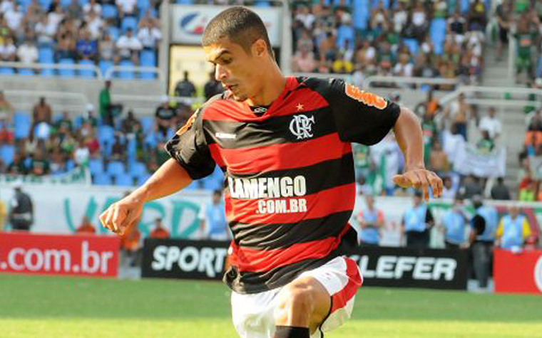 O lateral Egídio, hoje no Fluminense, venceu três Campeonatos Cariocas e a Copa do Brasil de 2006 com o rival Flamengo. Já com o Palmeiras, foi campeão da Copa do Brasil de 2015 e do Campeonato Brasileiro de 2016. 