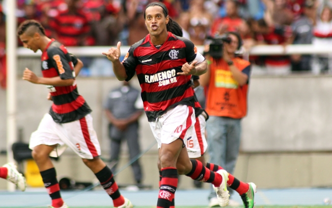 Ronaldinho entrou com uma ação no TRT para deixar o Flamengo, e cobrou R$ 40 milhões do Rubro-Negro.
