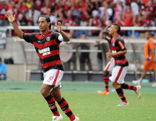 Ronaldinho Gaúcho: após passagem de alto nível pelo Flamengo no seu primeiro retorno ao futebol brasileiro, defendeu outras equipes e foi para o Fluminense em negociação com o Querétaro, do México para jogar pelo maior rival do Mengão.