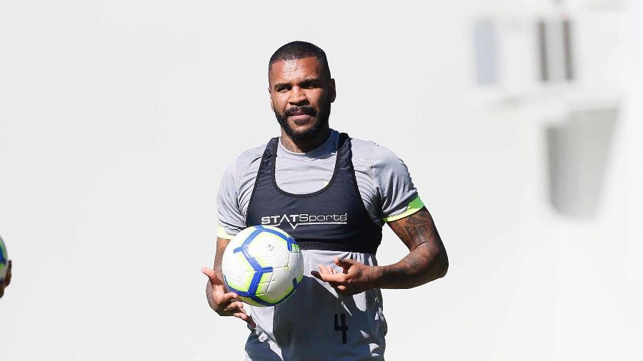 Breno - O zagueiro é outro já teve a saída confirmada pelo Vasco. Sem atuar desde agosto de 2018, ele se recuperou de cirurgias no joelho e poderá assinar de graça com outra equipe.