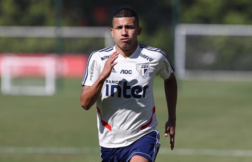 ESQUENTOU - O São Paulo tem que resolver o contrato de um jogador importante para a equipe neste mês. O atacante Joao Rojas, que vem ganhando chances com o técnico Hernán Crespo e marcou quatro gols nesta temporada, tem seu vínculo se encerrando no final de maio. O equatoriano quer ficar no São Paulo muito por conta do carinho da torcida e também pela ajuda do Tricolor em seu processo de recuperação de uma lesão no joelho, que o fez ficar afastado do gramado por quase um ano e meio. A informação foi divulgada inicialmente pela 'TNT Sports' e confirmada no L!.