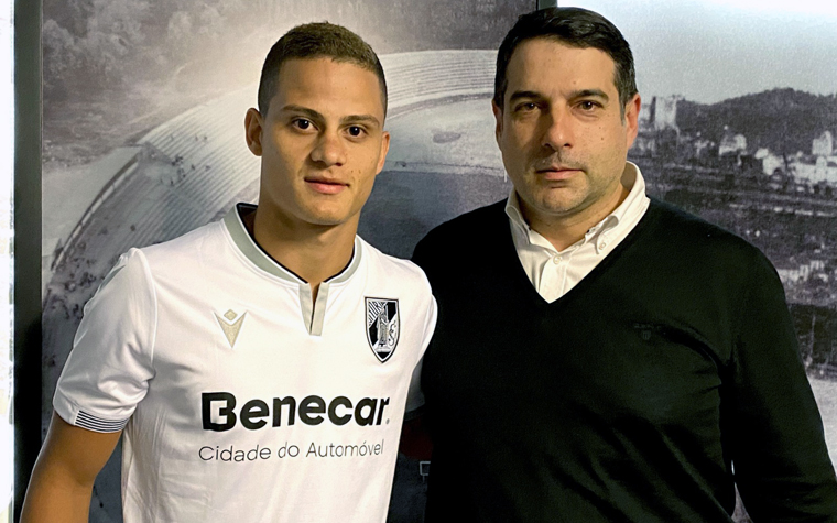 Outro lateral emprestado pelo Fluminense é Mascarenhas, que está no Vitória de Guimarães até dezembro de 2021. Seu contrato com o Flu também se encerra neste período.