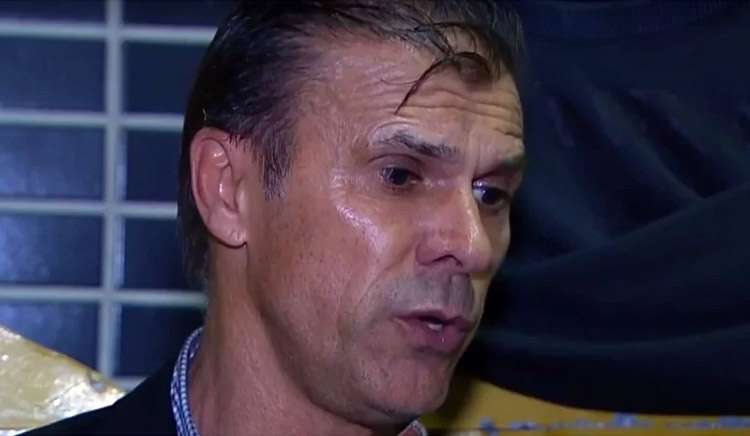 O técnico Milton Mendes e o Vasco foram absolvidos de um “telefone sem fio”, em partida contra o Corinthians, em 2017. Suspenso, o treinador foi acusado de ter passado informações para a comissão técnica durante o duelo, por meio de imagens que circularam nas redes sociais.