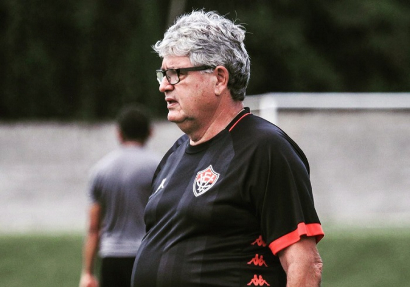 Geninho - 74 anos. Seu último clube foi o Vitória, deixando o comando da equipe em 2022.