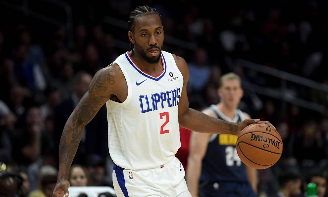 3- Kawhi Leonard (Los Angeles Clippers) O astro, duas vezes MVP de finais, teve mais um desempenho para brigar por premiações individuais, agora de casa nova. Leonard só não está entre os favoritos porque foi poupado pela direção técnica diversas vezes na temporada. Faz 26.9 pontos, 7.3 rebotes e 5.0 assistências