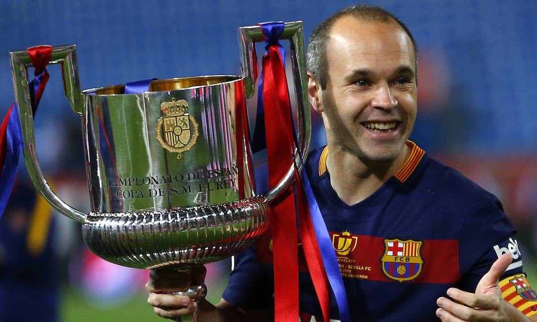 Na segunda posição está o meia espanhol Andrés Iniesta, que conquistou seu 37º título ao vencer a Supercopa do Japão pelo Vissel Kobe. 